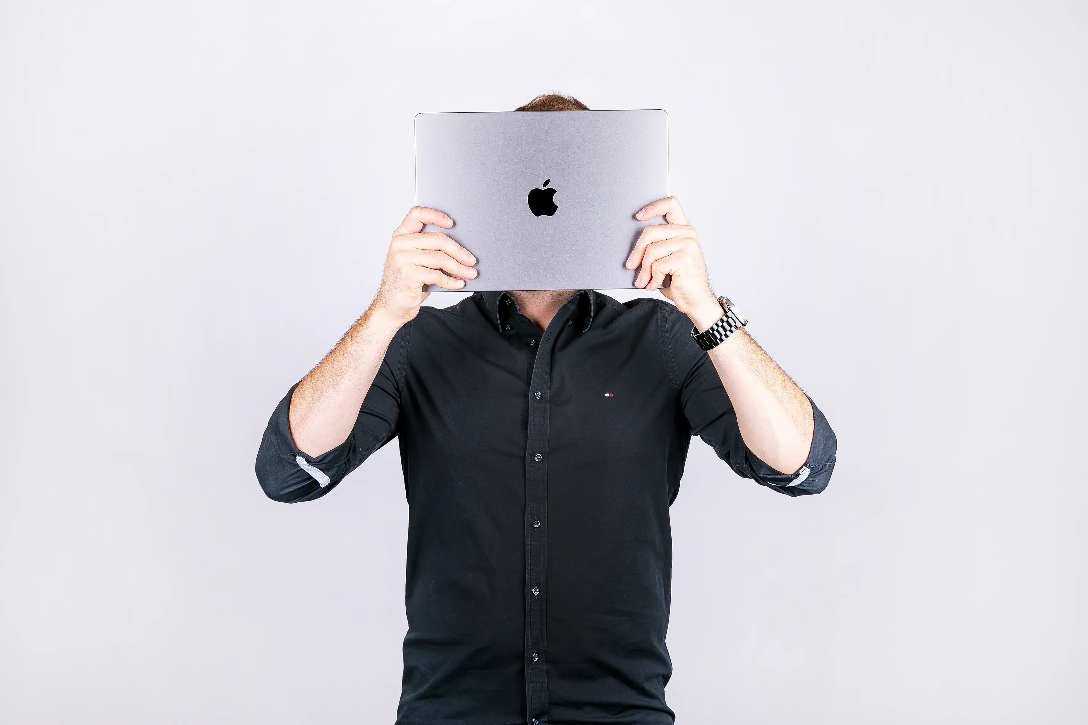 Chris mit Laptop — reitech Webentwicklung Leibnitz